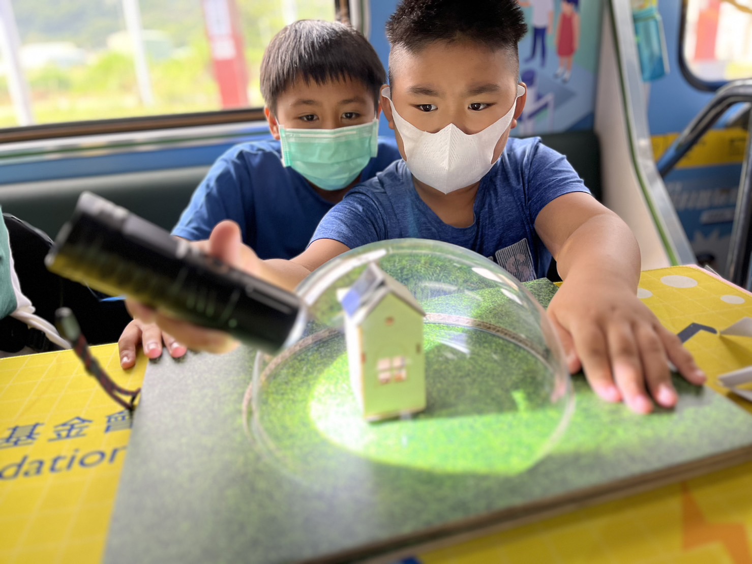 PA视讯參與基礎科學主題車廂，以STEAM教學精神，設計「逐日科學家」、「太陽能工程師」以及「淨零建築師」三大能源科普課程和實驗